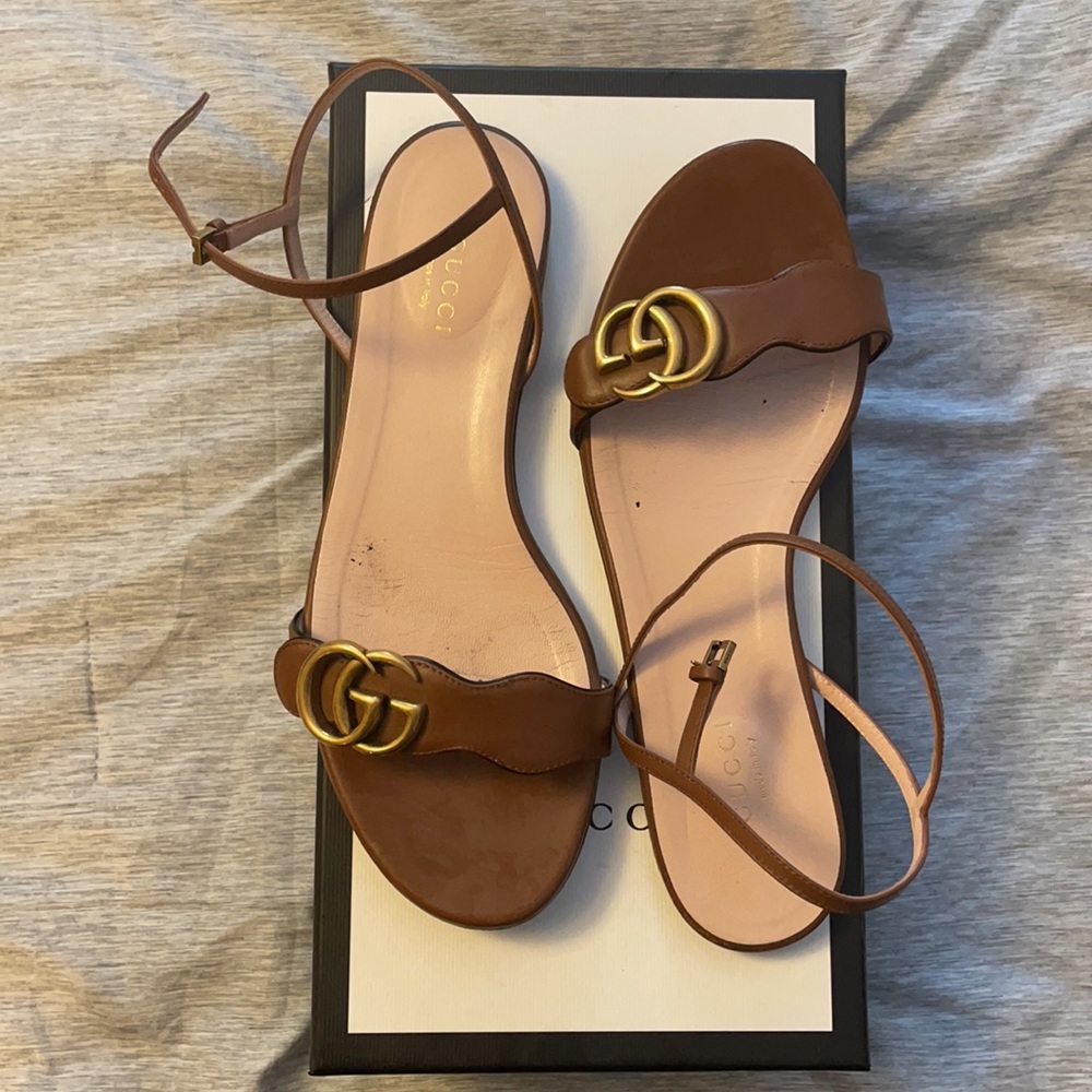 Gucci Marmont Leather Flat Sandal in Brown